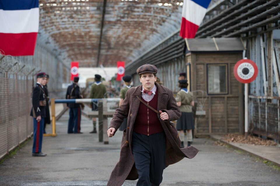 Часто бывал в СССР и снимался в советском кино: Почему после фильма «Сопротивление» о миме Марселе Марсо все ополчились на Джесси Айзенберга