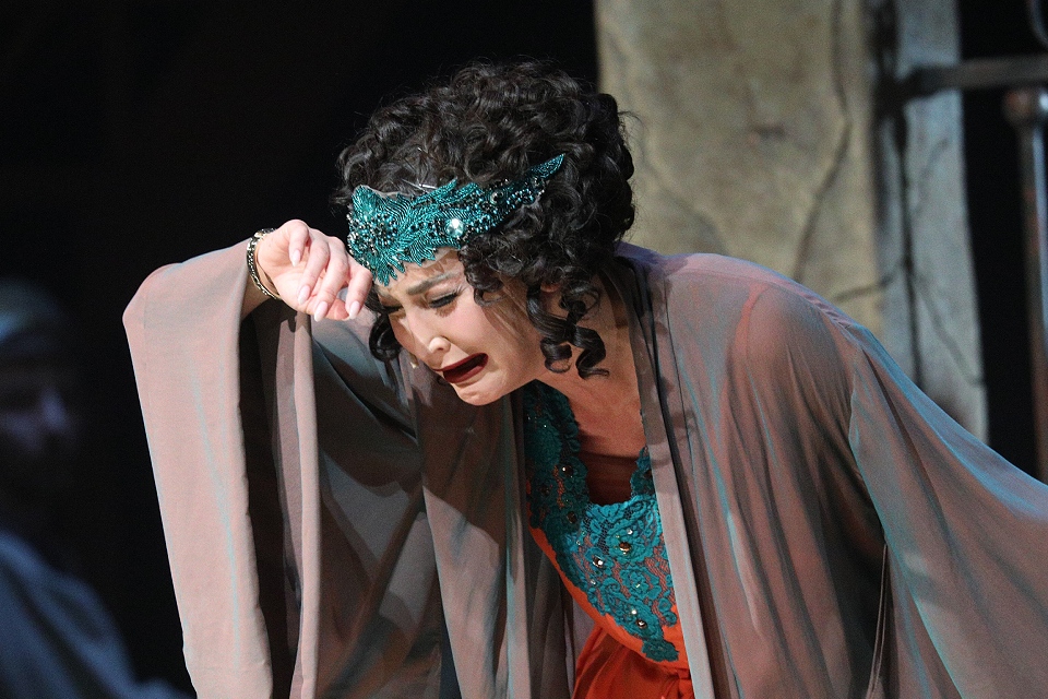 Что случилось во МХАТе: скандал с Бузовой, уволившийся худрук и шутка Урганта