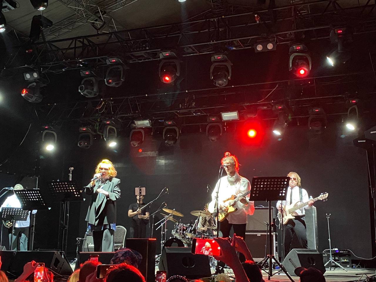 Жанна Агузарова облила зрителей на концерте в Москве