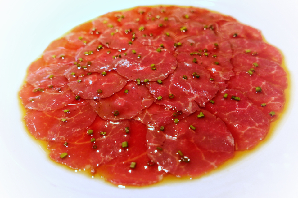 Сердце рибая в Marmo, золотая шаурма в 800°С Contemporary Steak и чудо-огурец в [KU:]