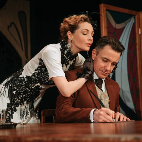 Спектакль «Идеальный муж» в Московском театре комедии