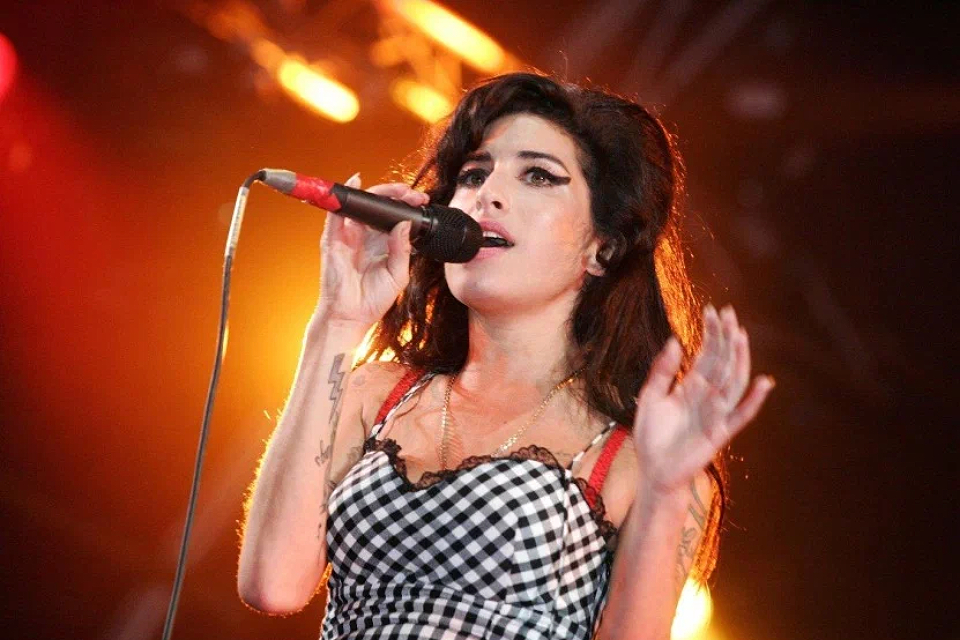 Эми Уайнхаус исполнилось бы 40 лет: как жила и как ушла одна из самых ярких певиц в истории британской музыки