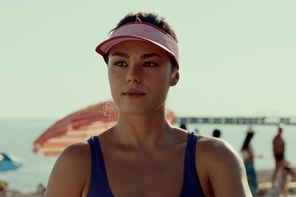 Рецензия на фильм «Между нами лето» (2024): курортный «зефир» под «Отпетых мошенников» и «Агату Кристи»