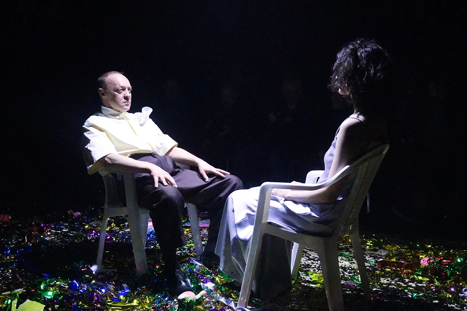 Рецензия на спектакль «Тартюф» (2024) в Театре Моссовета: история обманщика в образе праведника