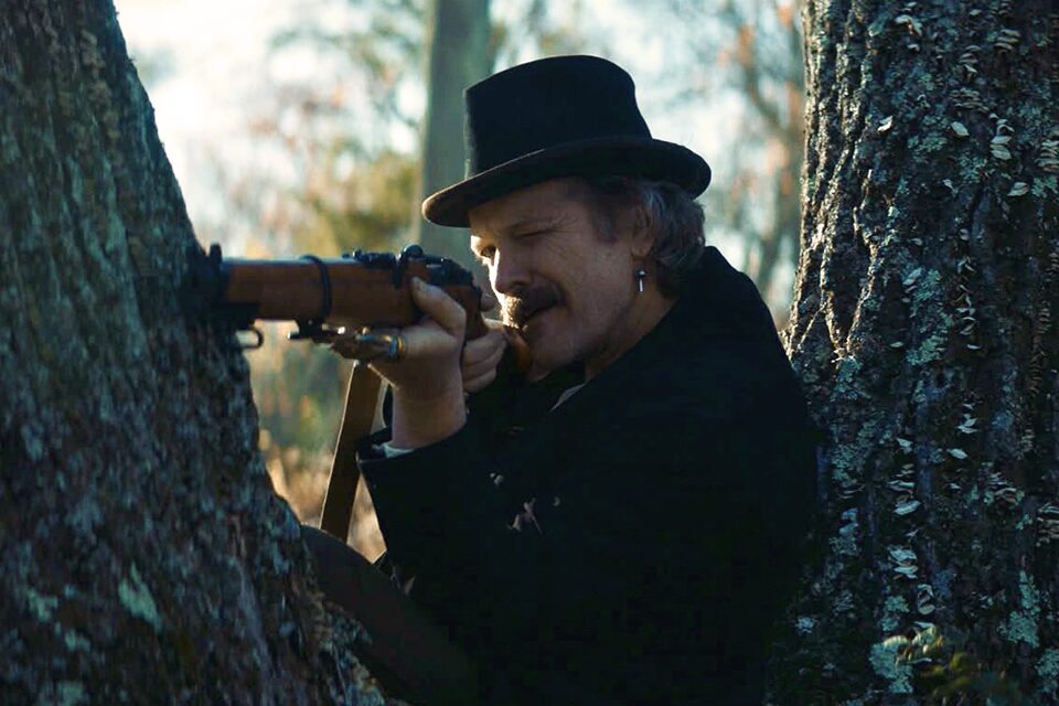 Фильм «Идеальный лжец» (2024): сатирический триллер о гениальном обманщике, который разрушил жизнь влиятельных американцев