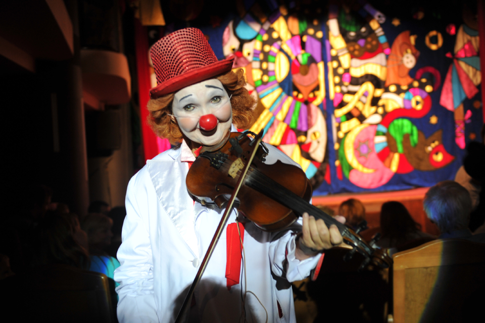 Маршрут для всей семьи: призрак, сцена для танка и встреча с хвостатыми артистами