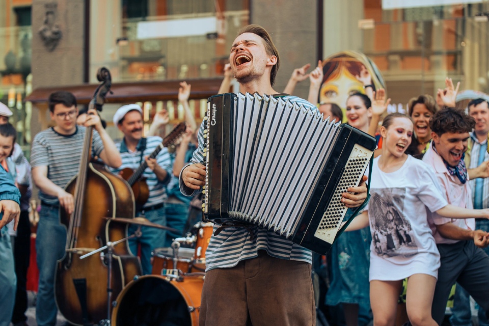 Рецензия на фильм «Плагиатор» (2025): что хорошего и что плохого в музыкальной комедии