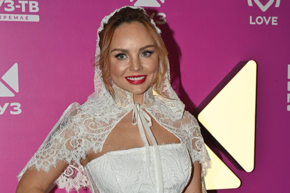 МакSим на Дне рождения Муз-ТВ 2025: певица появилась в коротком белом платье