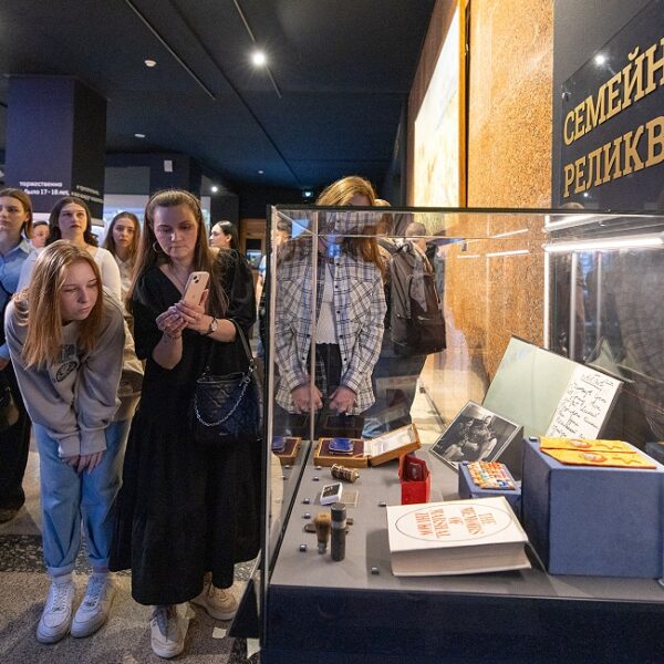 Выставка «Семейные реликвии. День военного разведчика»