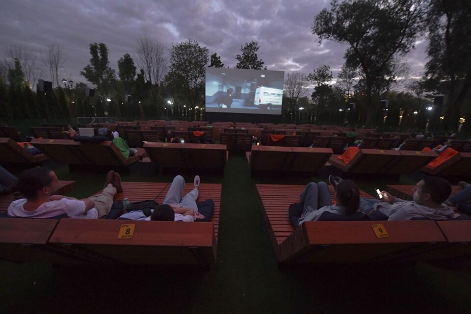 Летний кинотеатр в саду особняка Мясникова