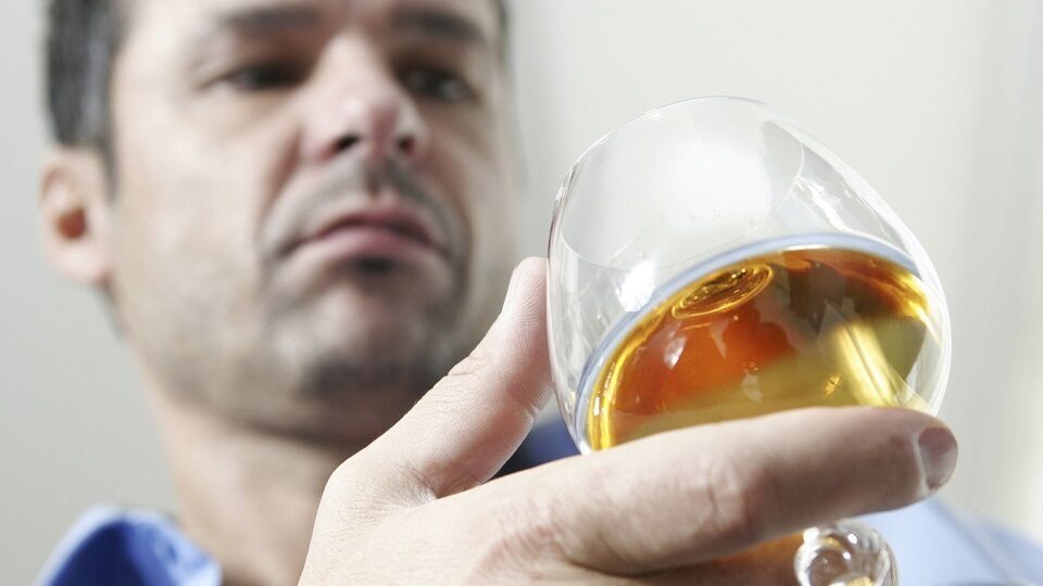 Причины алкоголизма у мужчин и женщин