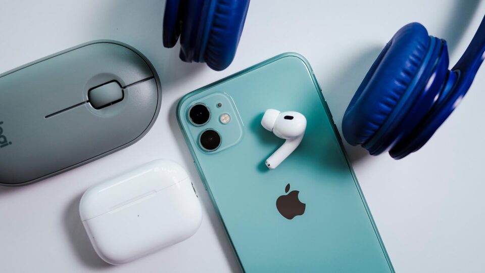 Синхронизация беспроводной гарнитуры со смартфоном на базе iOS — процесс простой. Фото: Roman Larchikov / Shutterstock / Fotodom