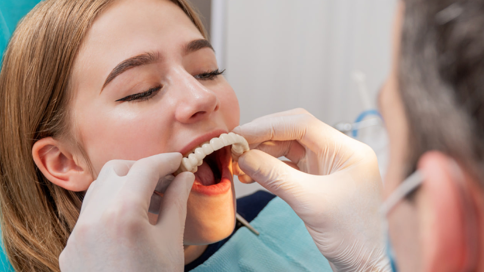 Как привыкнуть к зубным протезам