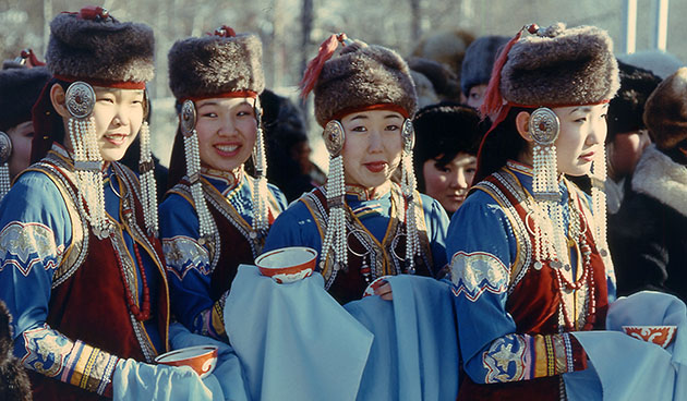 девушки в ярких одеждах на Сагаалган