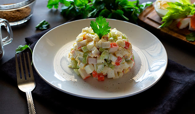 Крабовый салат с плавленым сыром и яблоком