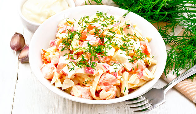 Крабовый салат с помидорами и сыром