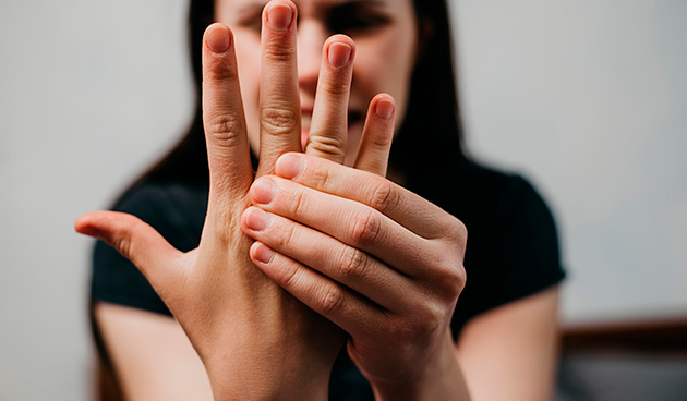 К чему чешется ладонь