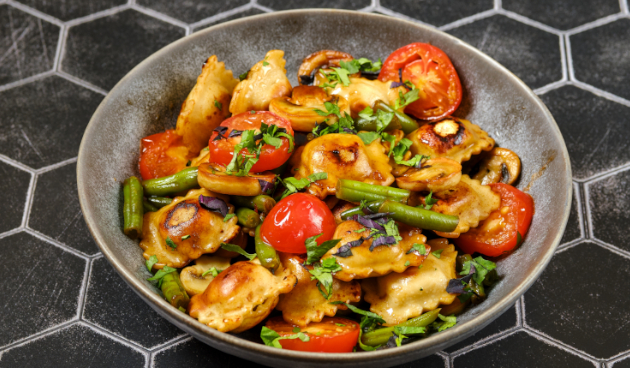 Жареные пельмени в остром соусе