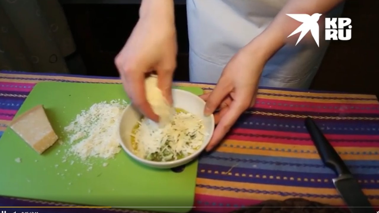 Соединяем пасту с сыром и маслом