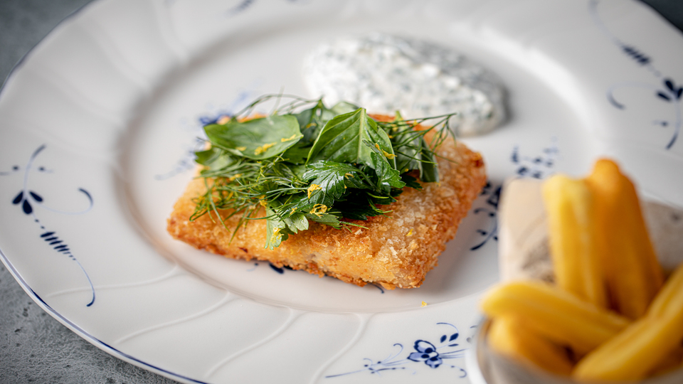 Русский фиш-энд-чипс из омуля с соусом «Ранч»