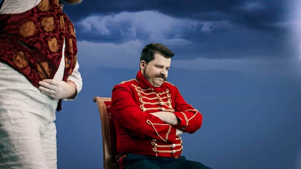 «Меня трясло, потели ладони»: актриса рассказала о постельной сцене с Гариком Харламовым