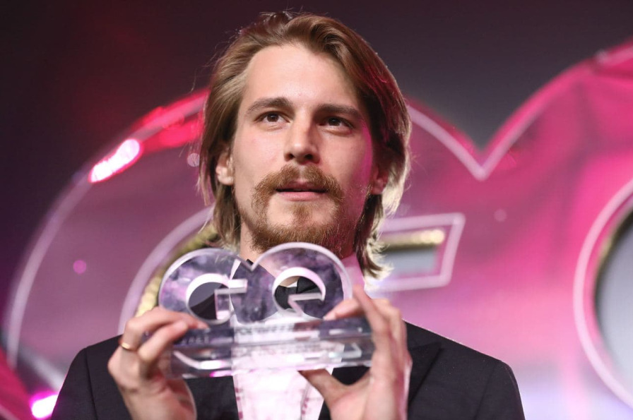 Заросший Иван Янковский вышел в свет с красавицей-женой