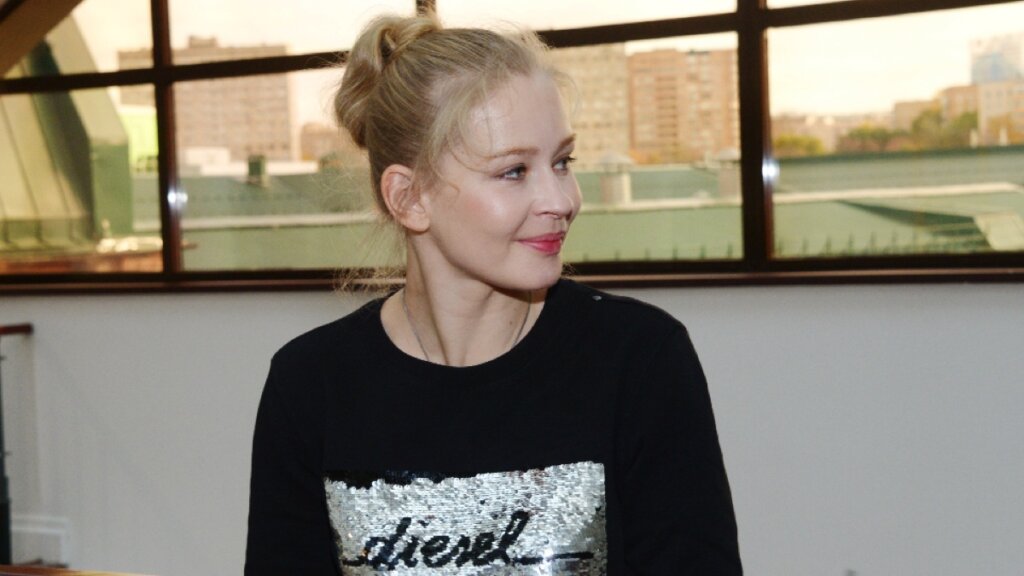 Юлия Пересильд рассекает по Мальдивам в бикини не по размеру