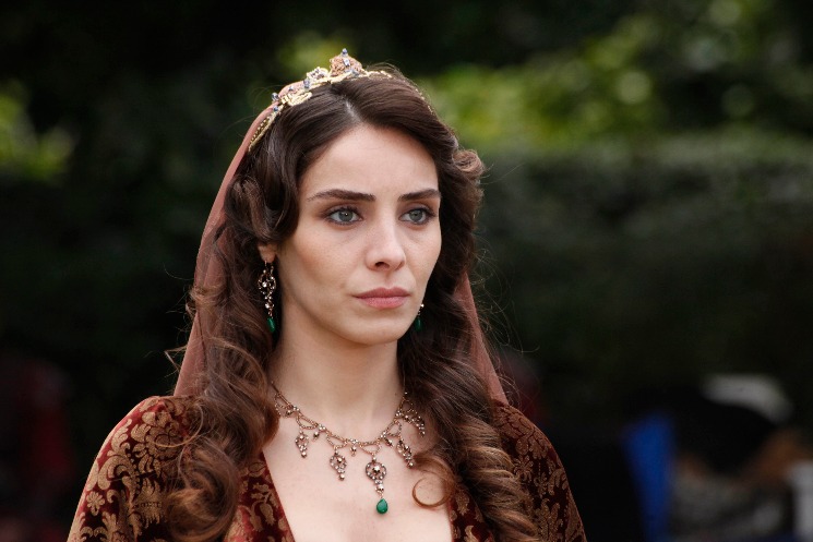 Махидевран — заботливая мать Мустафы, которая лишила жизни своего первого сына