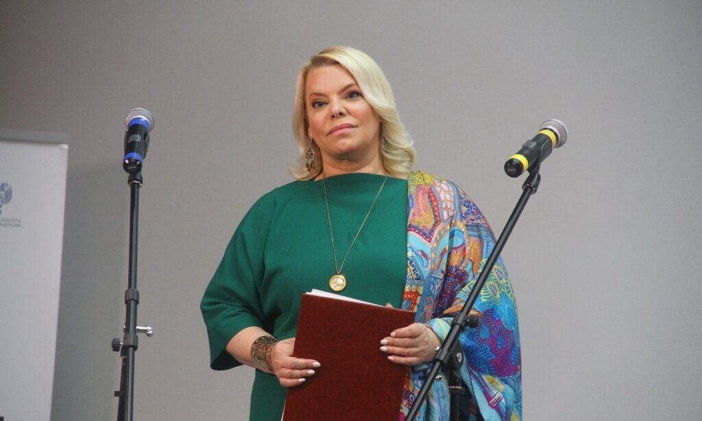 Новости шоу-бизнеса: Бузова шокировала своим видом, Поплавская и Ярушин проехались по уехавшим артистам