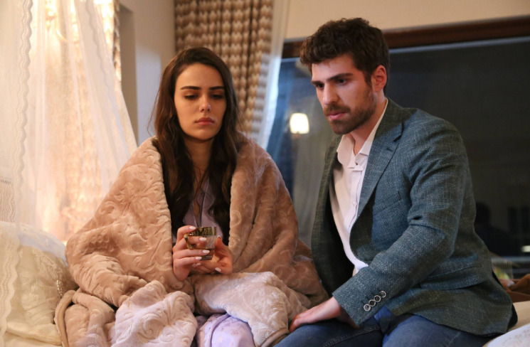 Между главными актерами турецкого сериала «Три сестры» вспыхнул настоящий роман