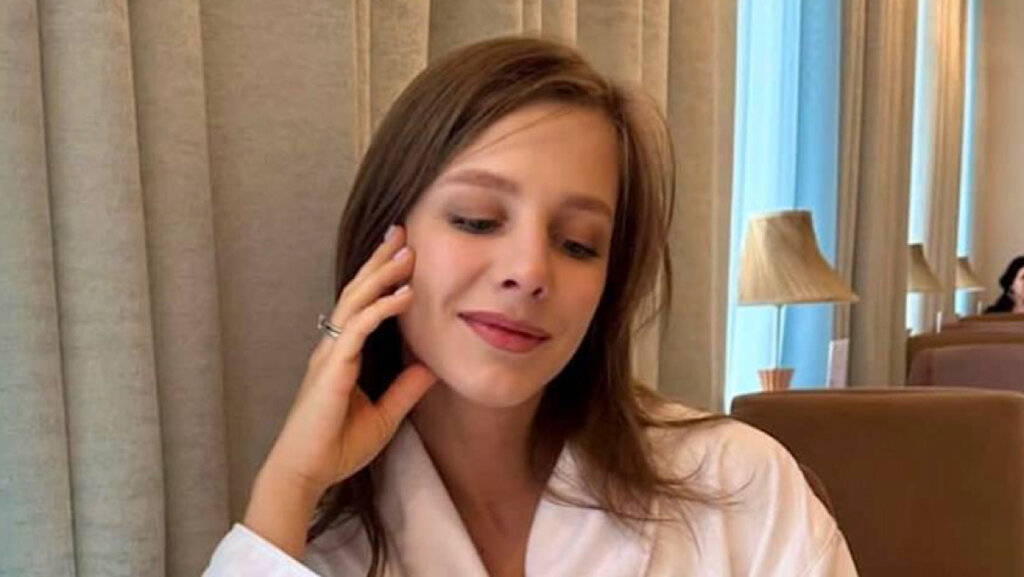 Лиза Арзамасова показала пикантное фото из спальни