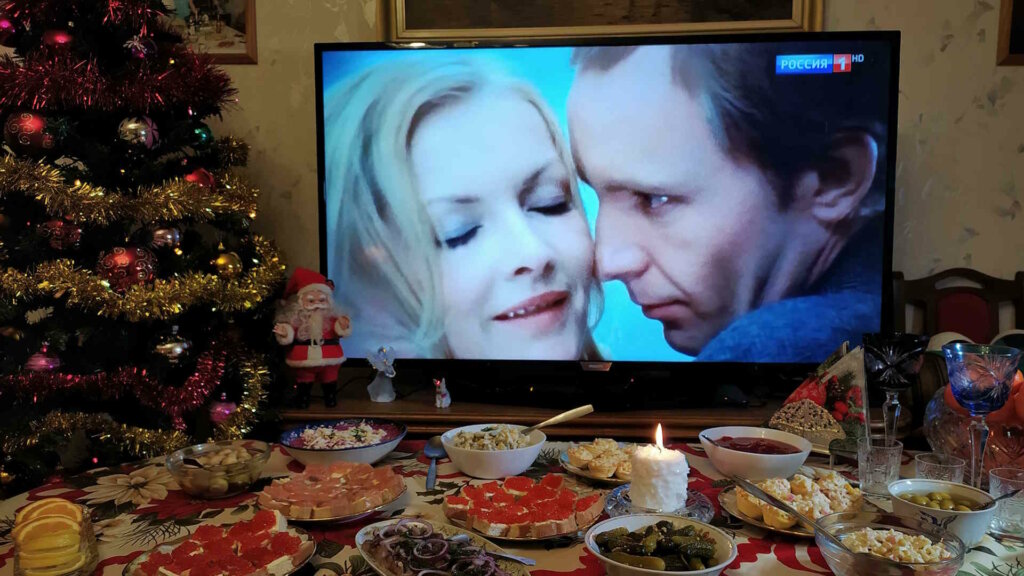 Новый год-2024 в телевизоре: что посмотреть на новогодних каникулах по ТВ
