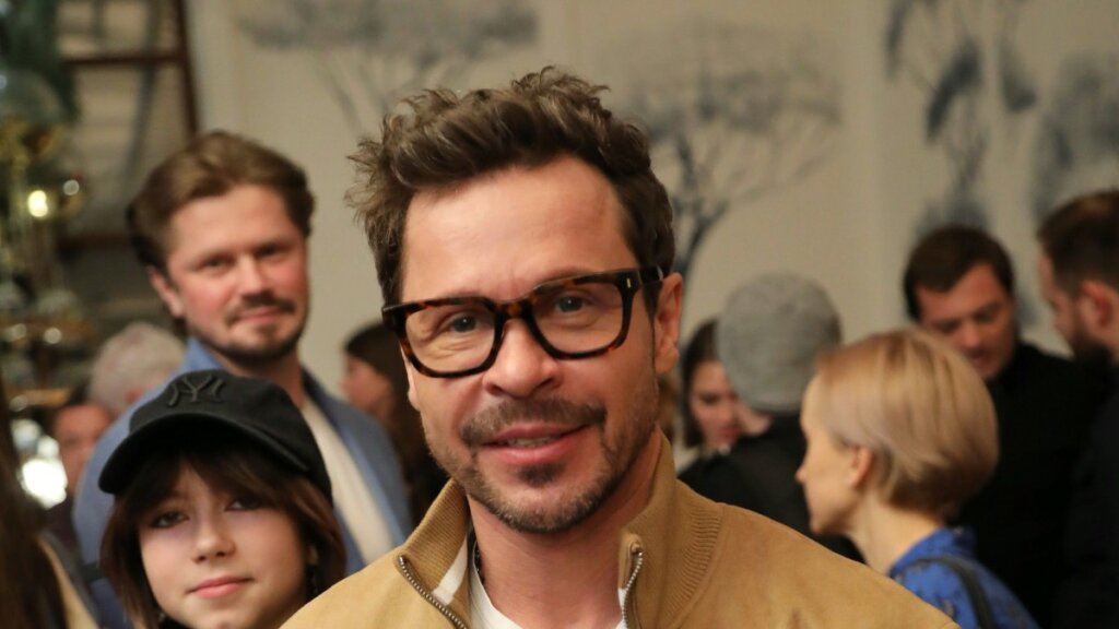 Павел Деревянко показал свою новую возлюбленную — эффектная блондинка с длинными ногами