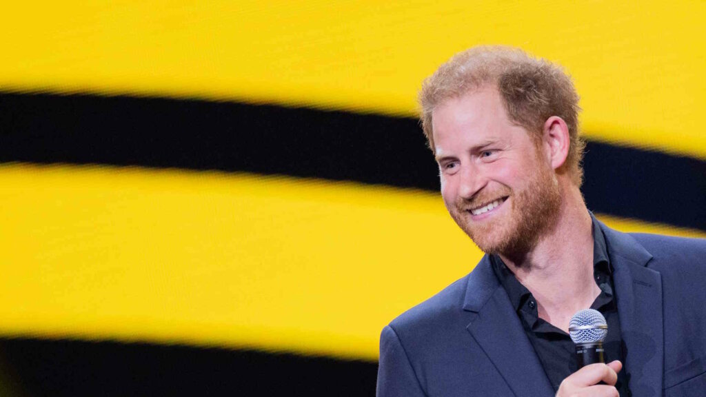 Корона в руках «отщепенца»: Гарри может стать временным правителем Британии