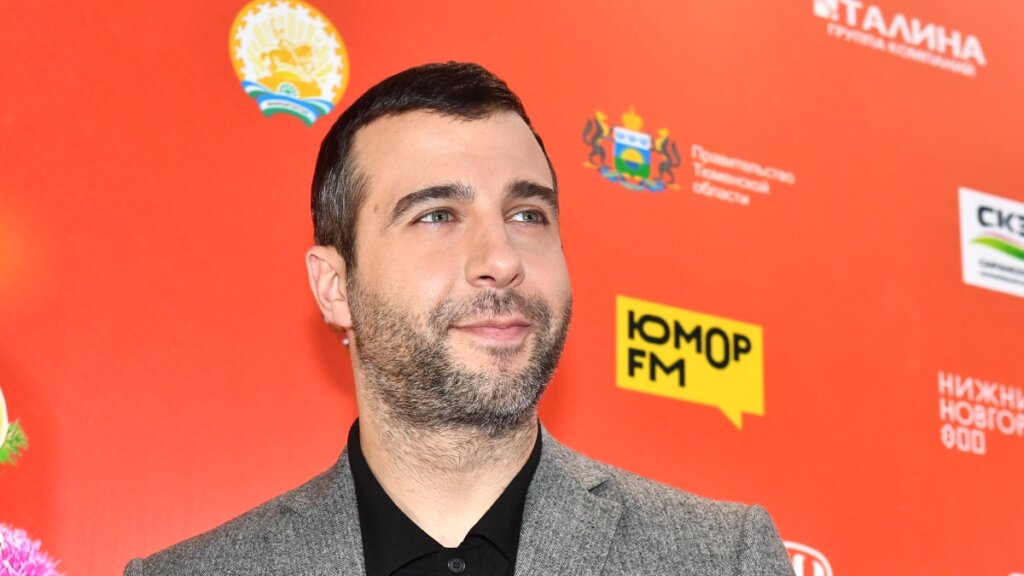 Иван Ургант рассказал, как женщина оголила грудь Боярскому прямо в лицо