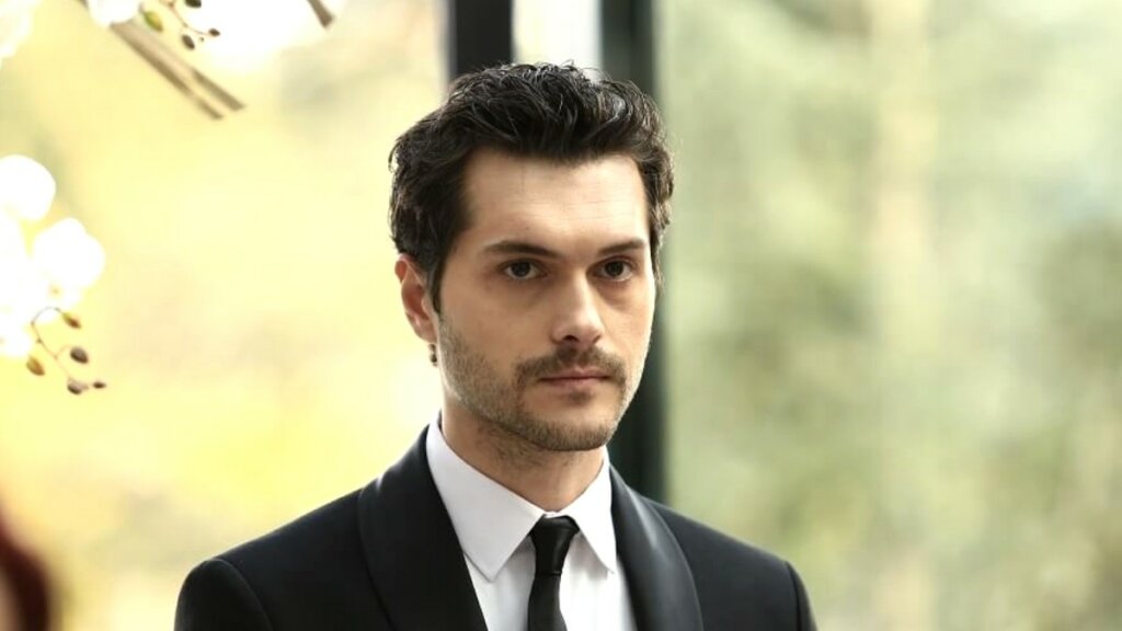 Харизматичный Алперен Дуймаз: женат на учительнице, влюблен в Шарлиз Терон и боится воды