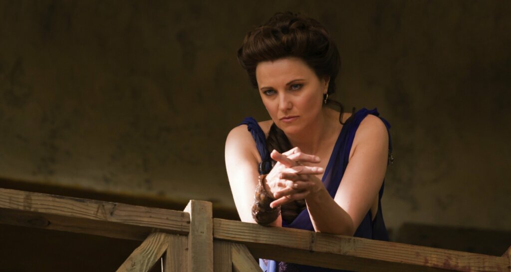 Обворожительная красавица Люси Лоулесс возвращается к роли Лукреции в сериале «Спартак. Дом Ашура»