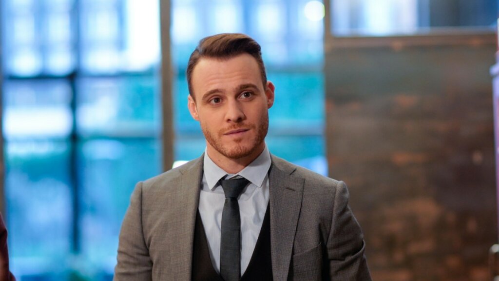 Полуголый Керем Бюрсин появился на обложке журнала (фото)