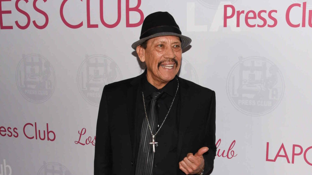 80-летний актер Дэнни Трехо избил людей на параде Дня зависимости США