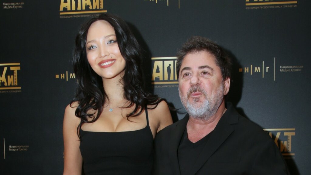 «Скелет ходячий»: молодая жена Цекало в мини-платье шокировала экстремальным похудением