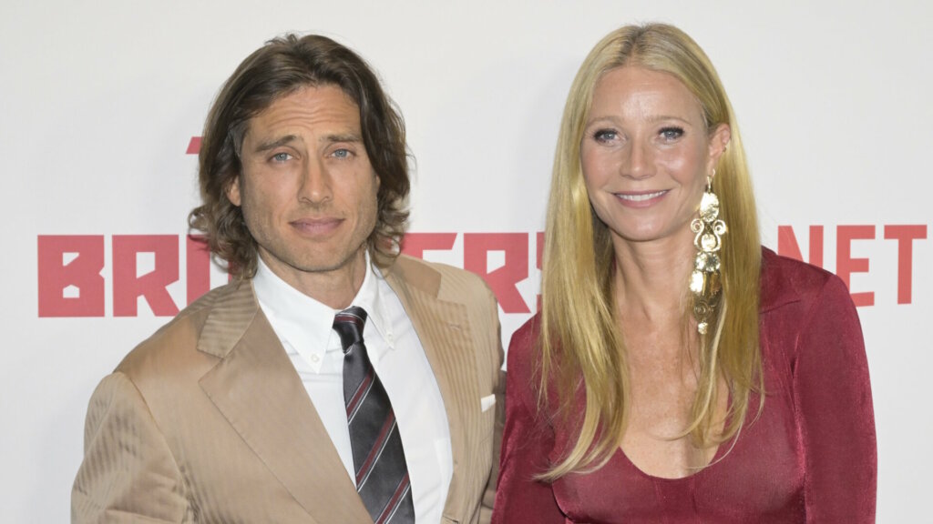 Гвинет Пэлтроу с мужем отметила семейный праздник в откровенном бикини