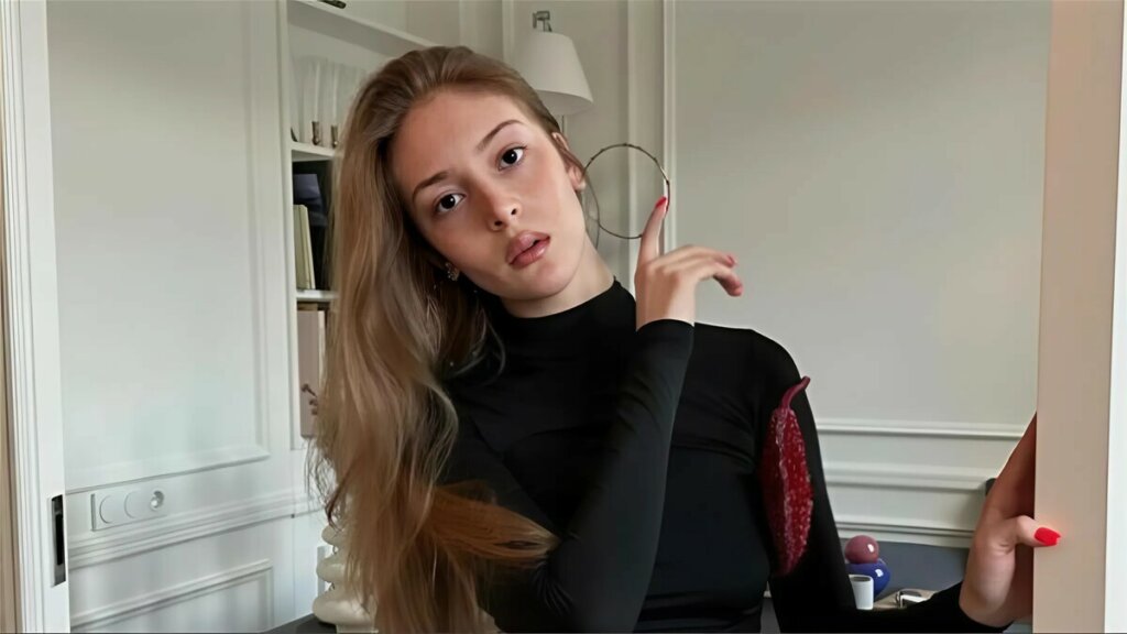 22-летняя внучка Никиты Михалкова показала фигуру через три недели после родов