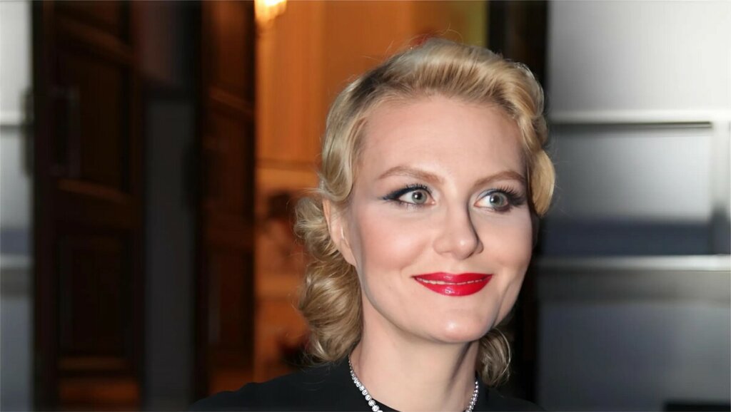 Рената Литвинова тайно вернулась в Москву и снялась на фоне новогодней елки