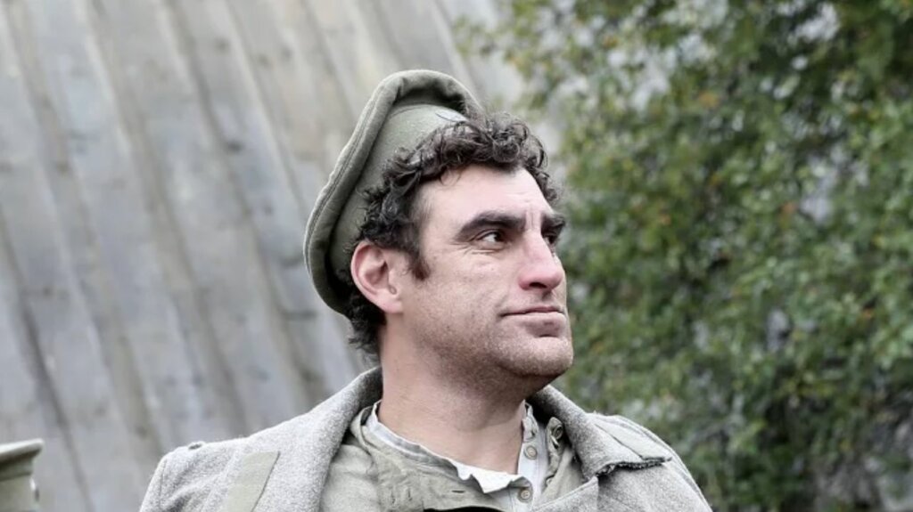 Как живет двухметровый актер Алексей Дмитриев: нашел жену в Египте, изменил ей с актрисой