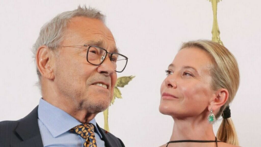 Юлия Высоцкая снялась в объятиях 87-летнего Андрея Кончаловского на улице