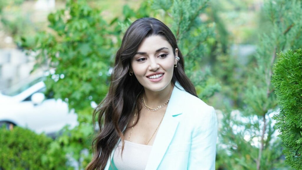 Похорошела: Звезда сериала «Постучись в мою дверь» Ханде Эрчел сменила имидж