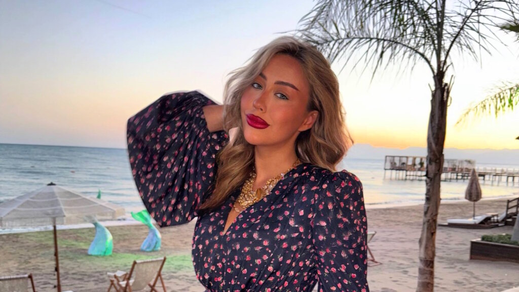 19-летнюю внучку Александра Маслякова осудили за яркий макияж: Выглядит на 30