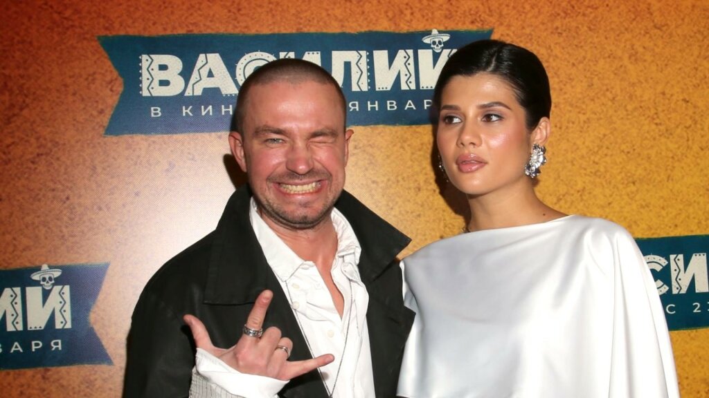 Счастливый Александр Петров вместе с молодой женой уехал из России