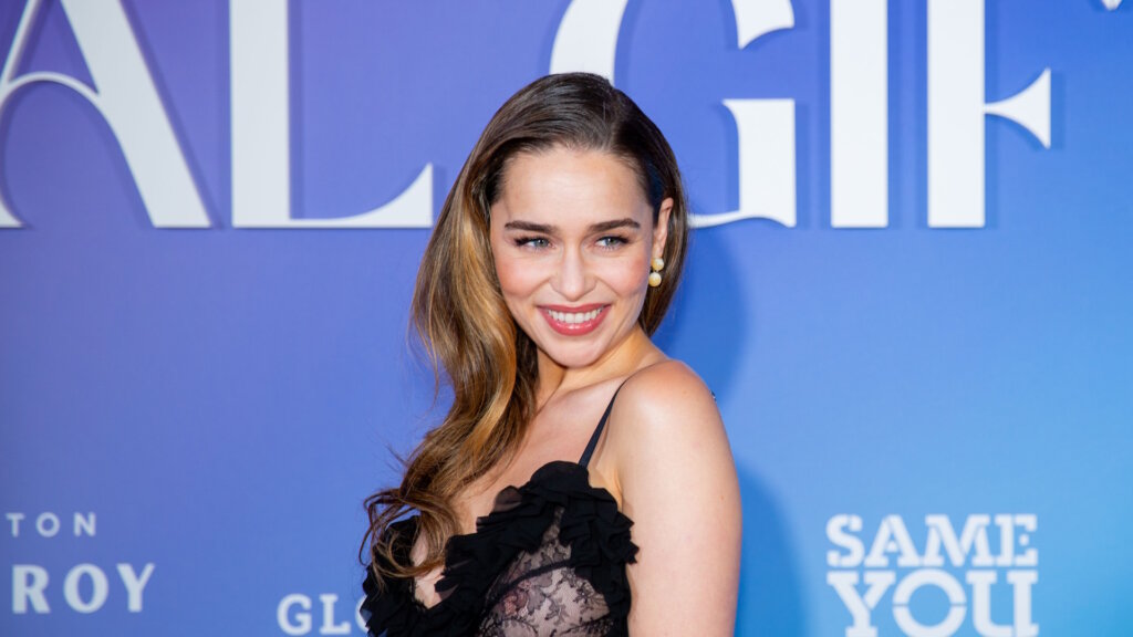 Эмилия Кларк старалась и сломала ребро во время интенсивной постельной сцены