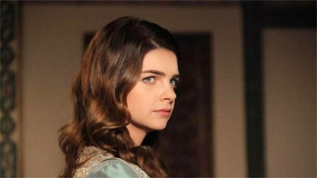 Вмешались родители: Турецкая актриса Пелин Карахан решила отложить развод